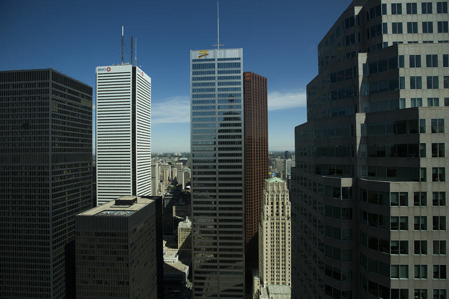 Офис суперинтенданта финансовых институтов (OSFI) посоветовал некоторым банкам страны срочно провести “стресс-тест” и отрепетировать в виртуальном режиме свои действия в случае резкого падения цен на рынках недвижимости в Ванкувере и Торонто.
