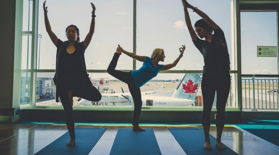 В аэропорту Ванкувера появилась бесплатная йога для пассажиров