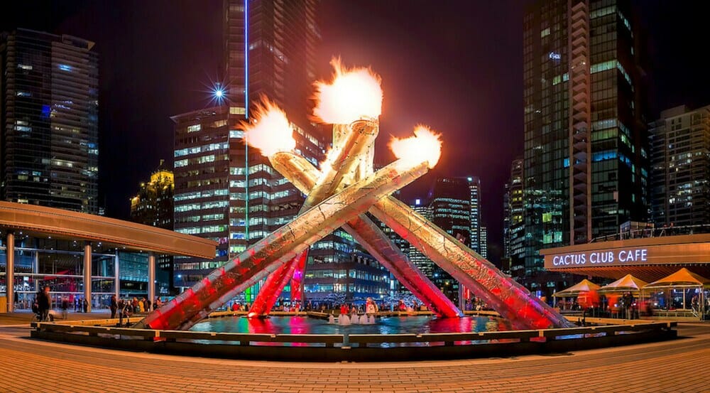 Сегодня вечером в Ванкувере на Jack Poole Plaza будут зажигать Олимпийский огонь, чтобы отпраздновать начало летних Олимпийских игр 2016 года в Рио-де-Жанейро.