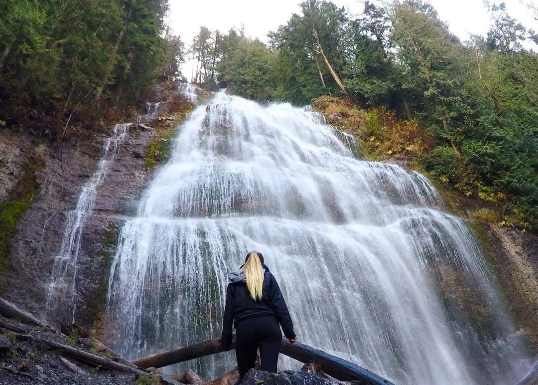 водопады в Британской Колумбии, водопады Канады, красивый водопад, водопады зимой