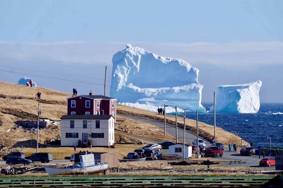 массивный айсберг в Канаде
