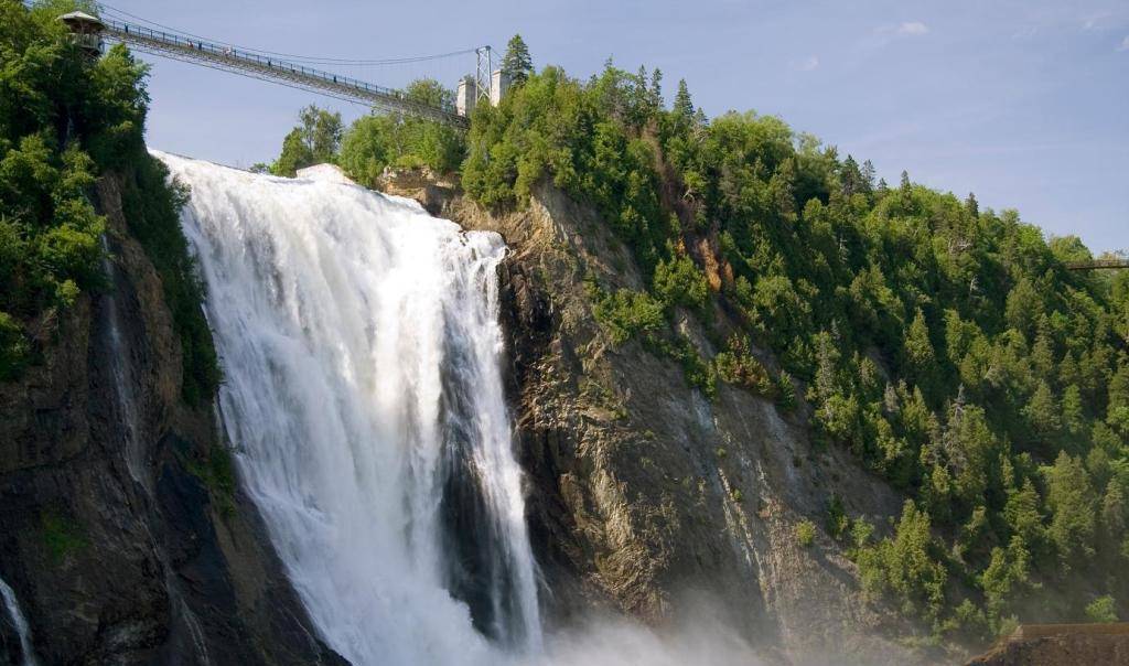 водопад Монморанси в Канаде Квебек
