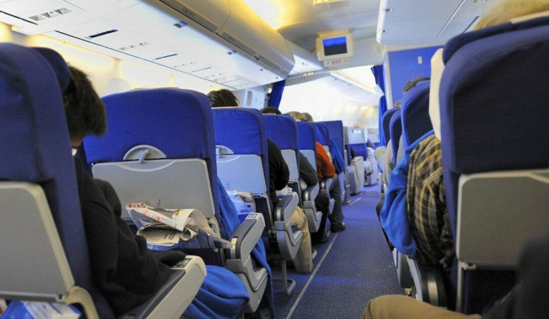 В США пассажира объявили лишним и выволокли из самолета
