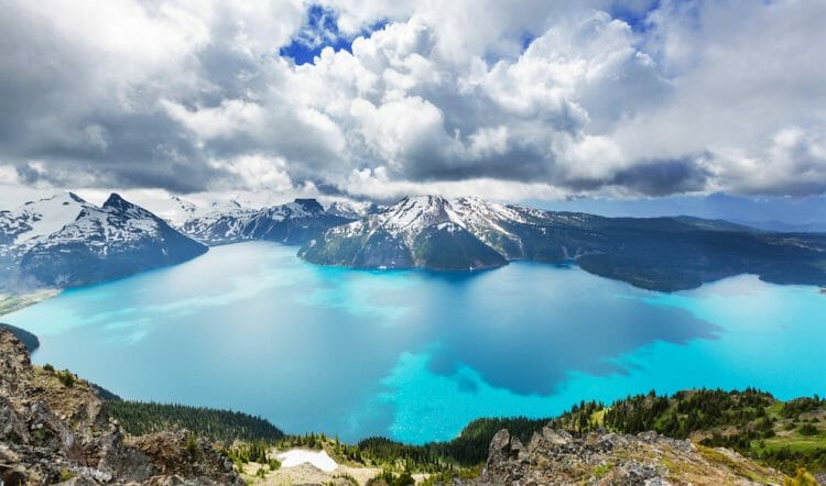 какое самое большое озеро в канаде