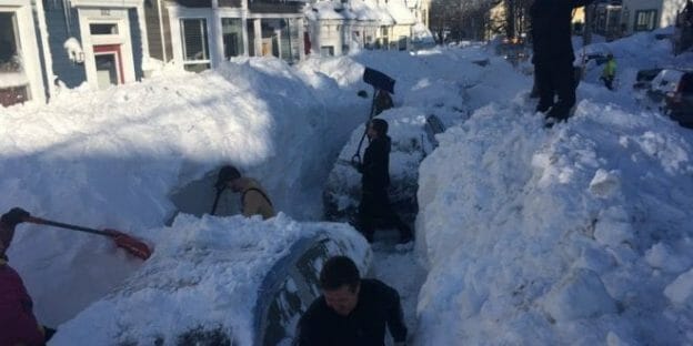 Амурская область завал. Много снега. Огромные сугробы. Самые большие сугробы. Сугробы в России.