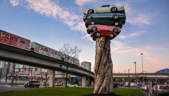скульптура из автомобилей