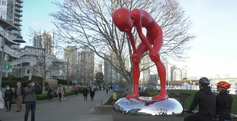 красный человек скульптура