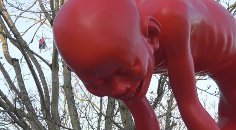 скульптура красного человека