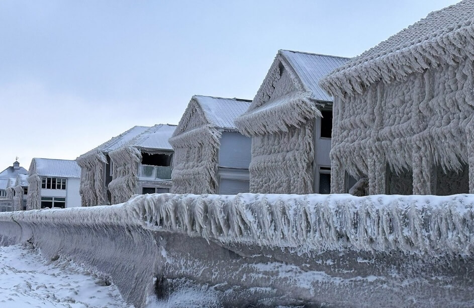 дома покрыты льдом