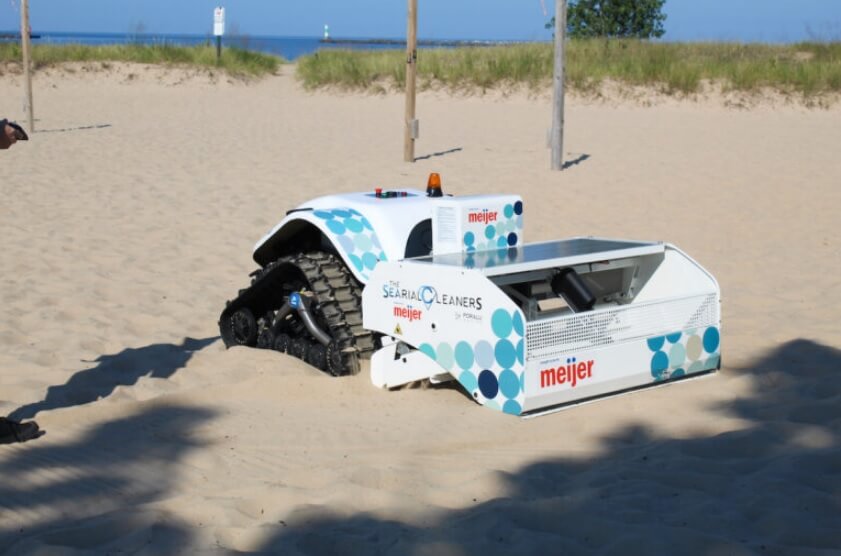 робот убирает пляж