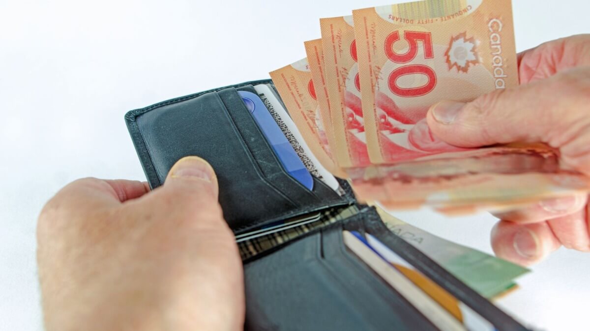 У 22 канадцев совсем нет денег поскольку инфляция сильно бьёт по карману опрос