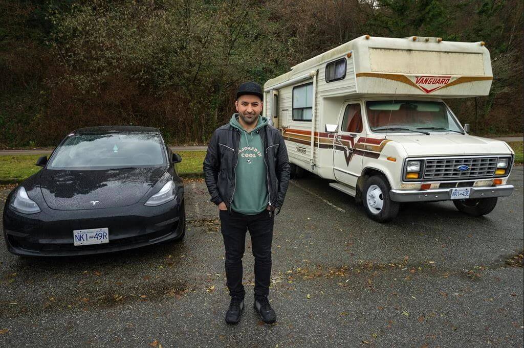Житель Британской Колумбии Водит Тесла а живёт в фургоне