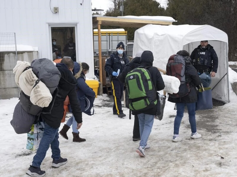 беженцы переходят границу канада
