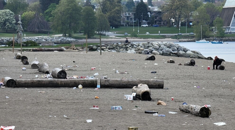 мусор на пляже ванкувера