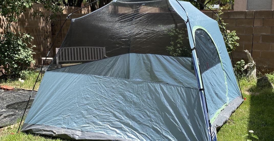 Канадский мальчик уже 35 года спит на заднем дворе в палатке