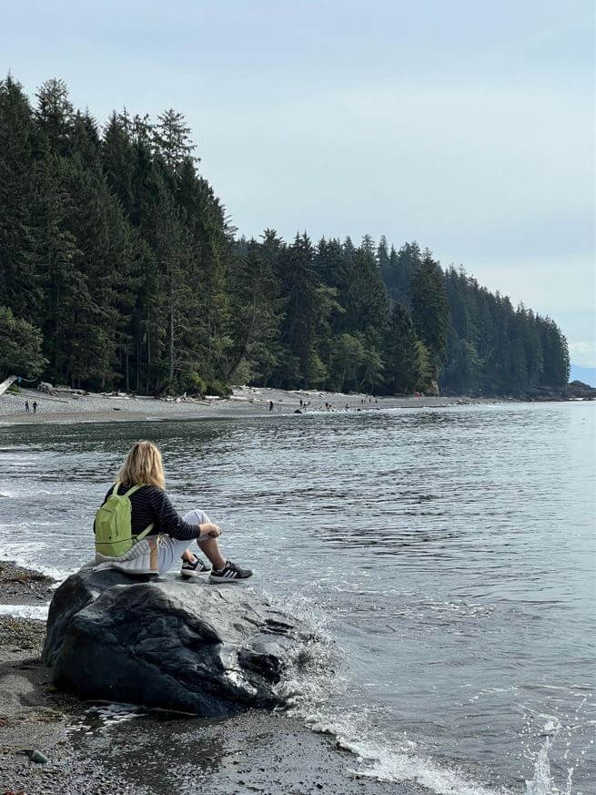 Оксана Яценко на пляже острова Ванкувер