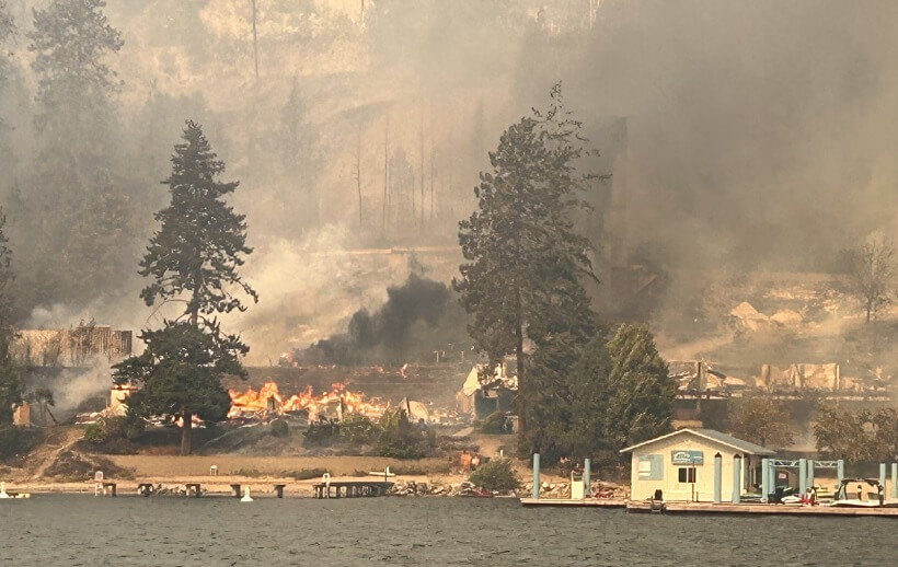 пожар уничтожил курорт в канаде