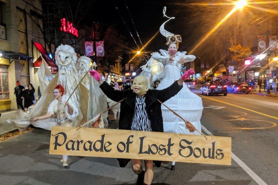 Массовый бесплатный парад в честь Хэллоуина