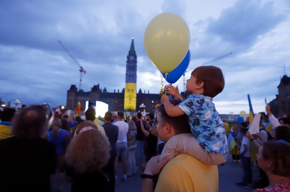 Тысячи украинцев хотят остаться в Канаде