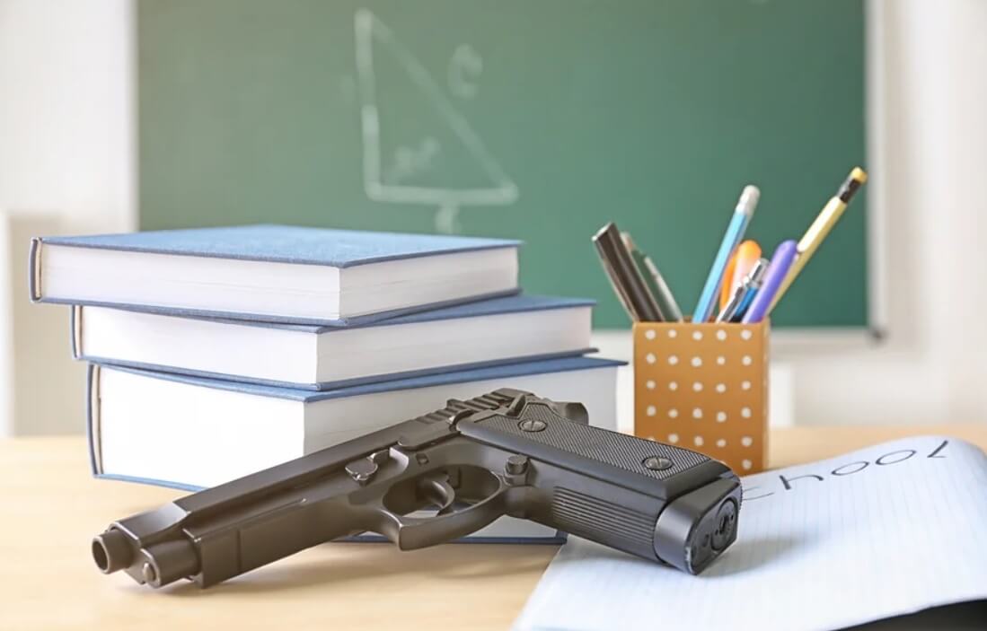 пистолет в школе