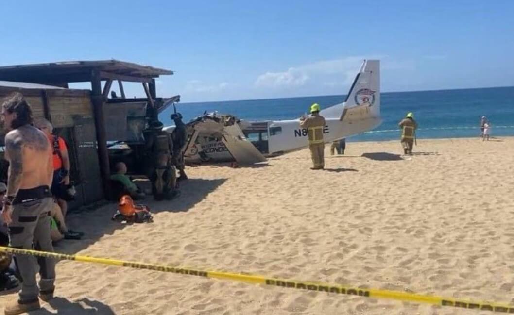 самолет упал на пляж