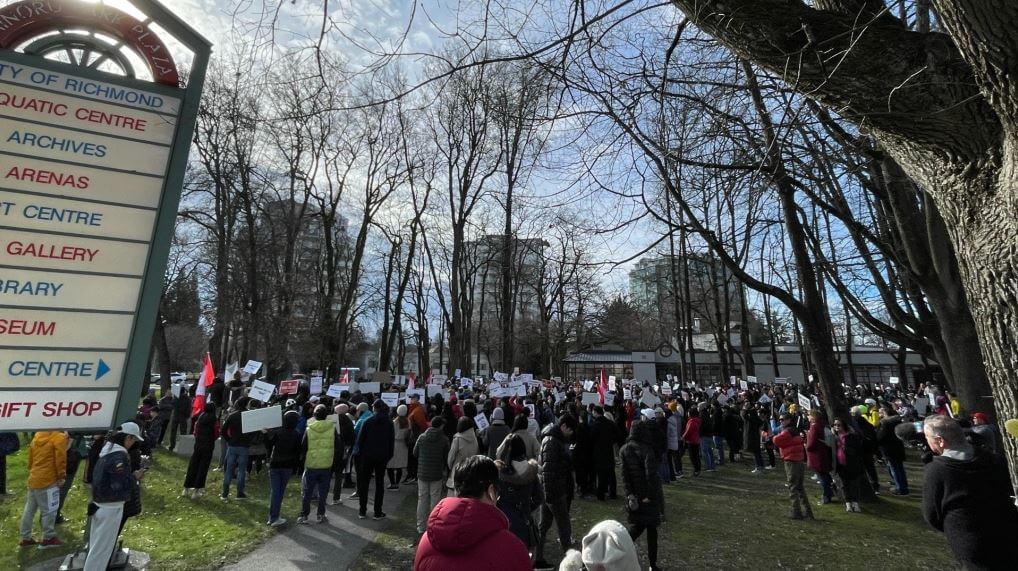 Сотни людей вышли на митинг в Ричмонде
