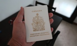канадский паспорт разных цветов