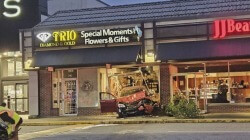Автомобиль врезался в цветочный магазин