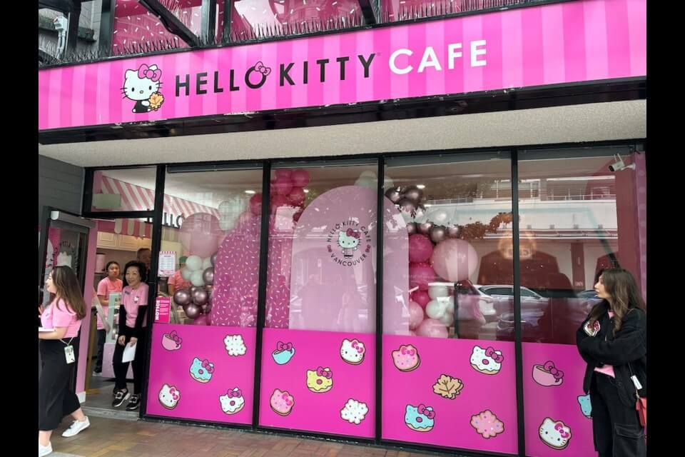 кафе hello kitty канада