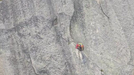 В Британской Колумбии спасли двух скалолазов, которые провели ночь, вися на отвесной стене горы