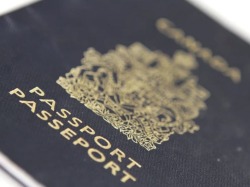 Пассажиры проходят пограничный контроль в аэропорту, иллюстрация новых правил въезда с ETA