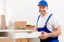 Специалист по установке мебели и деревянных изделий