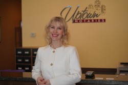 Нотариус в Канаде проверяет документы при сделке с недвижимостью