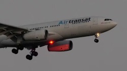 Канадский самолет Air Transat на взлетно-посадочной полосе, символ забастовки пилотов и отмены рейсов