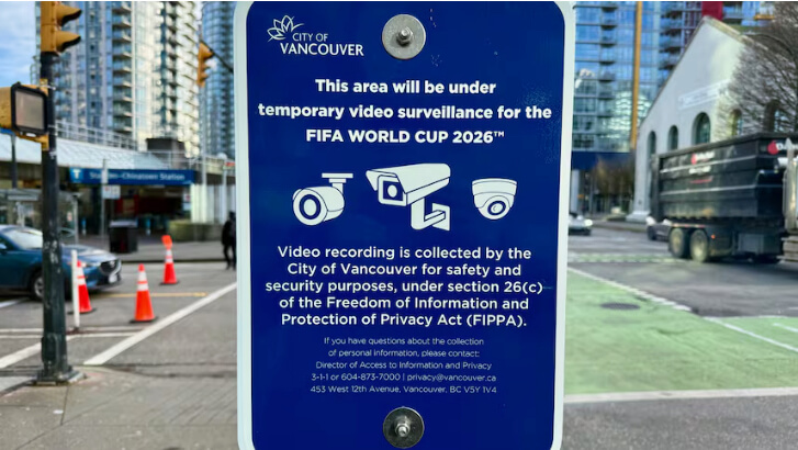 Камеры видеонаблюдения на столбах в центре Ванкувера на фоне стадиона BC Place.