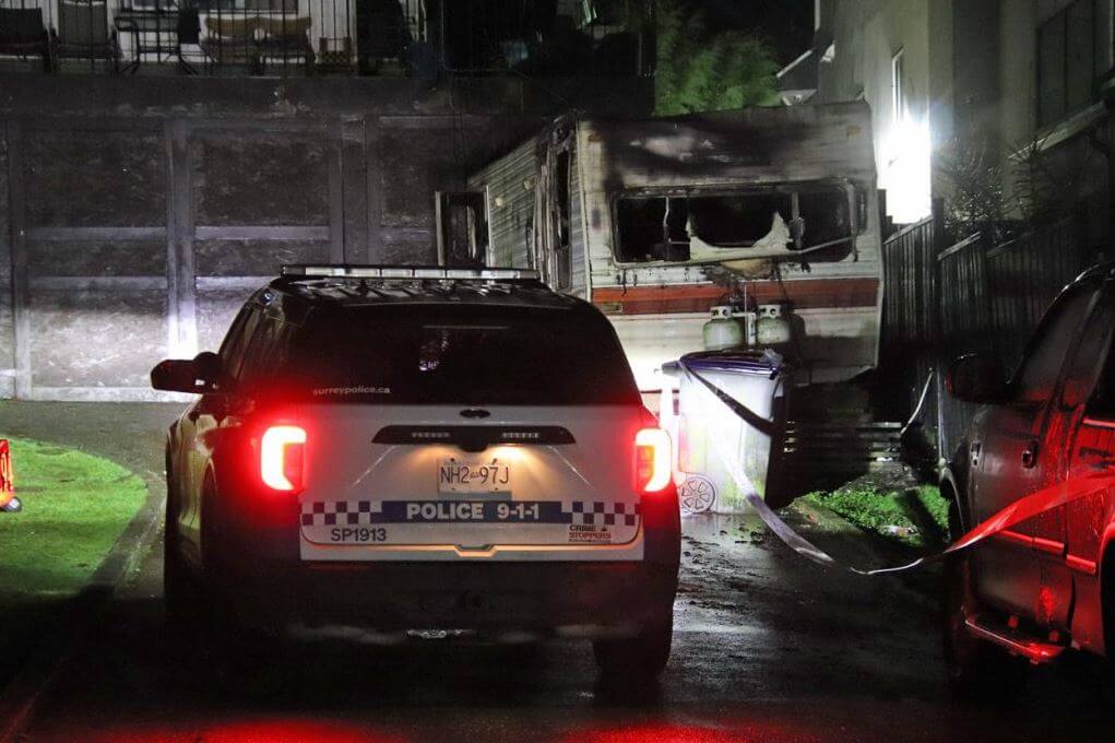 Работа пожарных и полиции на месте сгоревшего фургона в Суррее