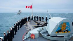 Корабль Королевского военно-морского флота Канады в море