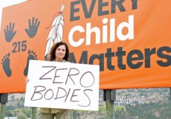 Протест студентов против выступления лидера партии OneBC по вопросу примирения с коренным населением в Британской Колумбии.