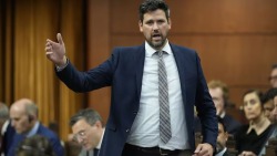 Министр юстиции Шон Фрейзер объявляет о внесении Bill C-16, "Закона о защите жертв", в парламенте Канады