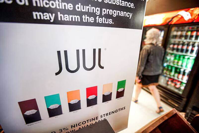 Реклама Juul в магазине в Торонто