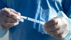 Изображение шприца и иглы, используемых для вакцинации против гриппа в Канаде