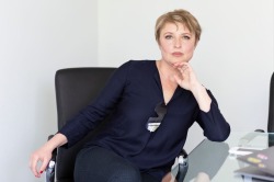 Семья изучает документы по ипотеке в Оттаве: Land Transfer Tax и closing costs