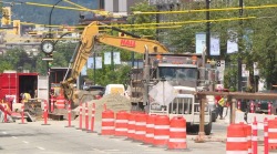 Магазин с табличкой "Закрыто" на Бродвее, Британская Колумбия, из-за строительства метро.