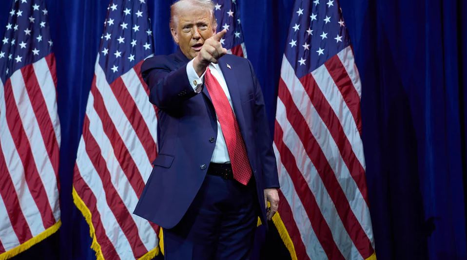 Дональд Трамп на фоне американского флага