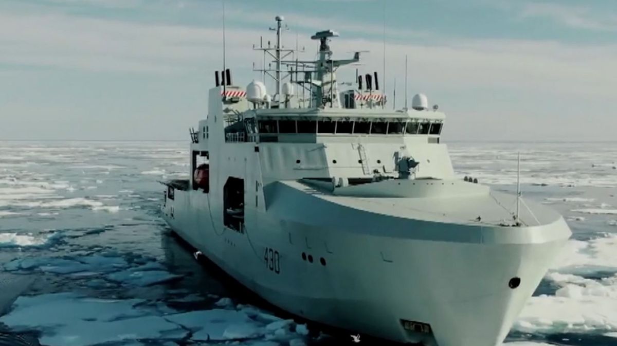 Канадский патрульный корабль арктического класса в ледах.