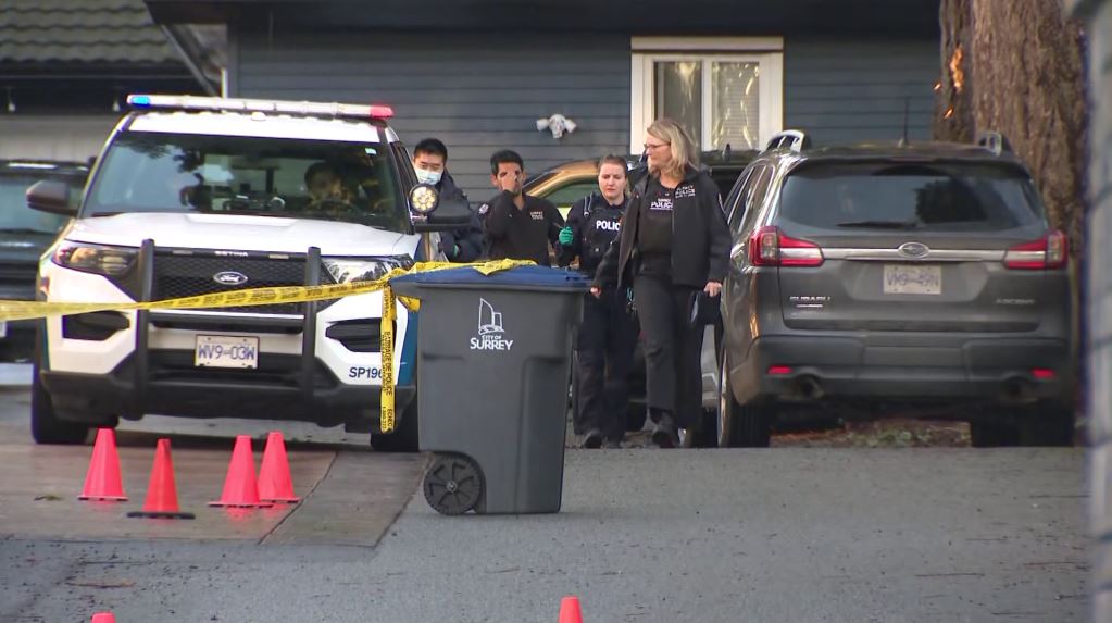 Полиция Суррея Патрульный автомобиль RCMP со включенными маячками в жилом квартале Суррея