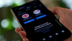 Логотип Facebook с заблокированным новостным контентом на фоне флага Канады.