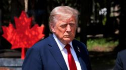 Трамп на фоне канадского флага