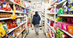 Покупатель изучает ценники в отделе мясных продуктов канадского супермаркета.