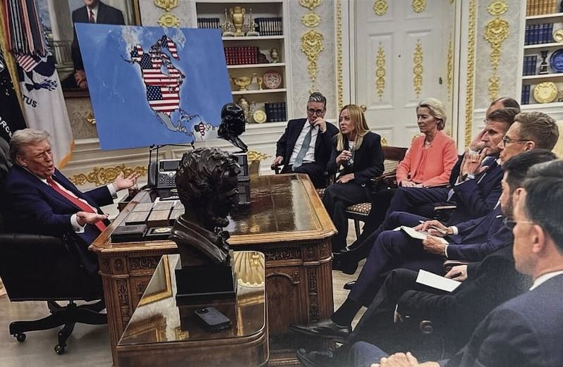 Карта Северной Америки с американским флагом над Канадой из публикации Трампа.